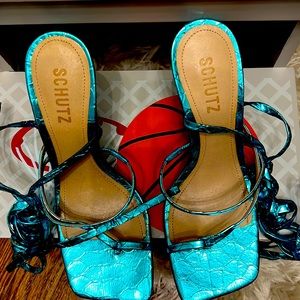 Brand new! Currently cleaning out my closet to make space